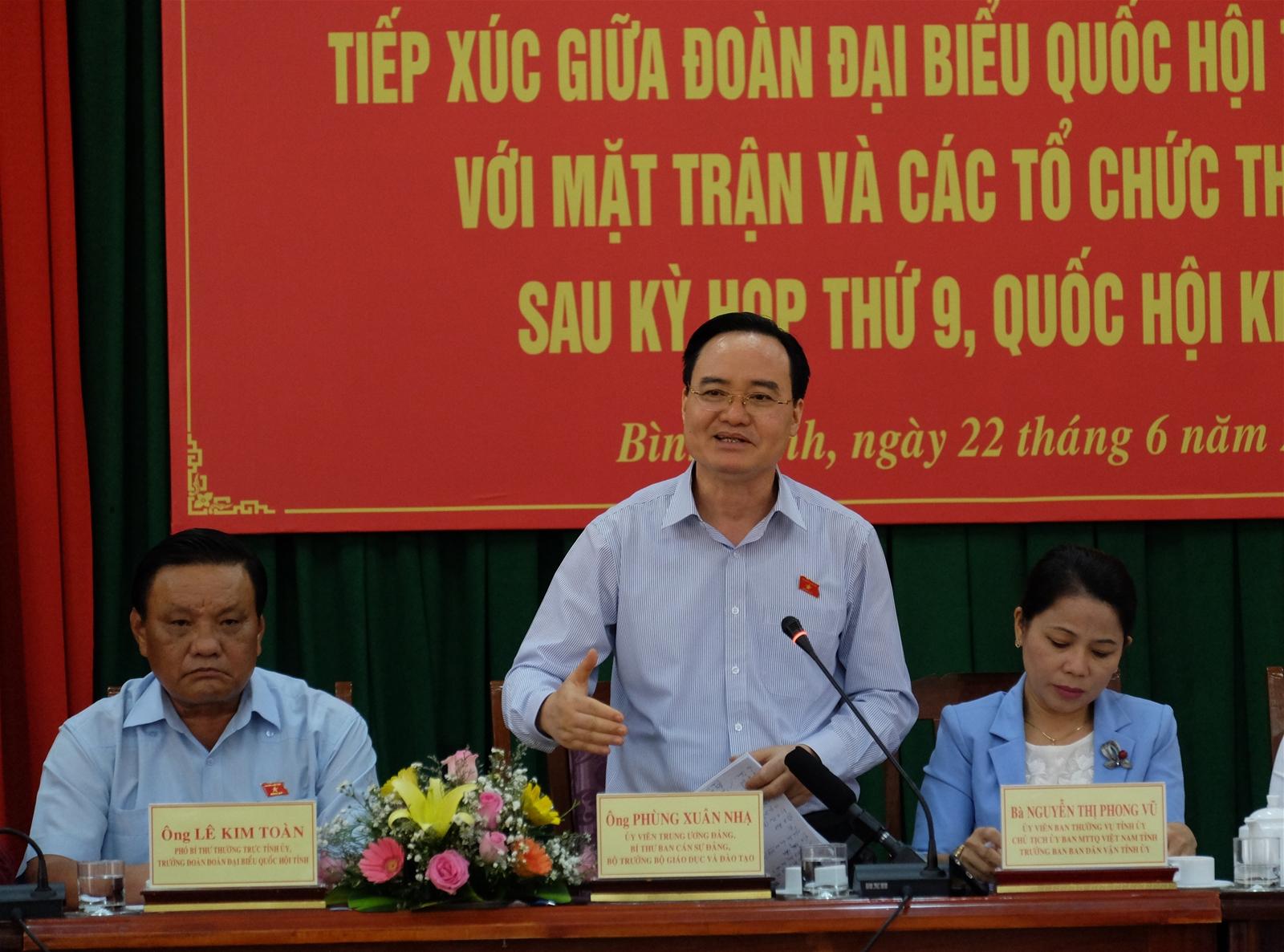 Bộ trưởng GD&ĐT Phùng Xuân Nhạ trả lời ý kiến cử tri tại hội nghị.