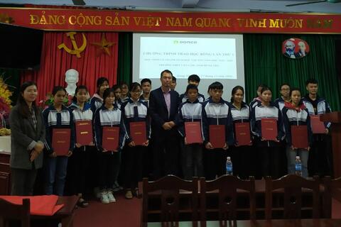 Chương trình trao học bổng của công ty DORCO cho học sinh trường THPT Văn Lâm