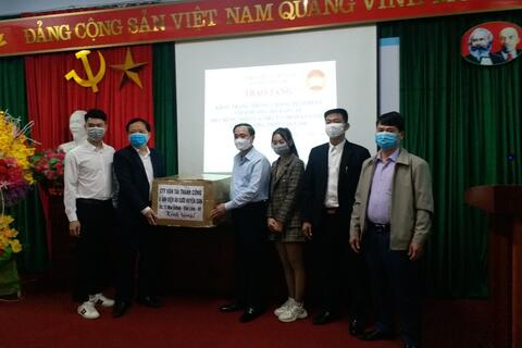Ủy Ban MTTQ Việt Nam huyện Văn Lâm trao tặng khẩu trang cho Nhà trường