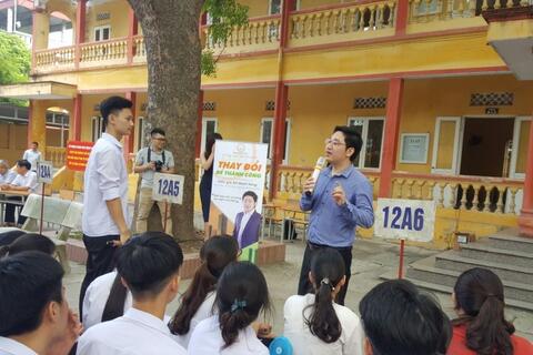TRƯỜNG THPT VĂN LÂM: Chương trình tư vấn hướng nghiệp cho học sinh khối 12: Ngã rẽ của tương lai, bạn chọn gì?