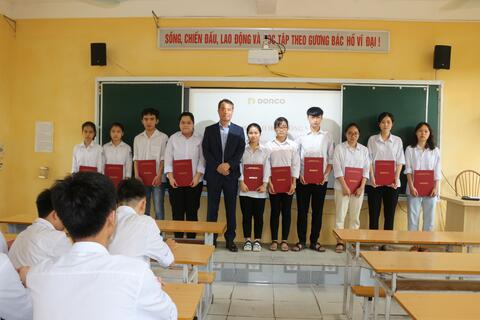 Công ty DORCO Hưng Yên trao học bổng cho học sinh trường THPT Văn Lâm lần thứ 2 năm học 2019 - 2020
