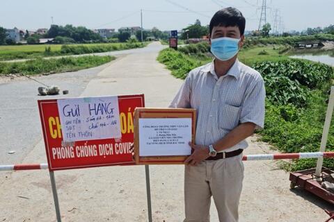 TÌNH ĐOÀN KẾT TƯƠNG THÂN TƯƠNG ÁI GIỮA MÙA DỊCH CỦA CÁN BỘ GIÁO VIÊN, NHÂN VIÊN TRƯỜNG THPT VĂN LÂM