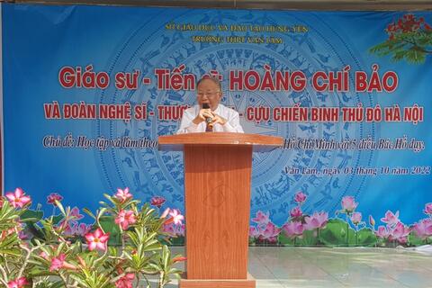 Giáo sư – Tiến sĩ Hoàng Chí Bảo về nói chuyện giao lưu với Thầy và trò trường THPT Văn Lâm với chuyên đề “Học tập và làm theo tư tưởng đạo đức, phong cách Hồ Chí Minh với 5 điều Bác Hồ dạy