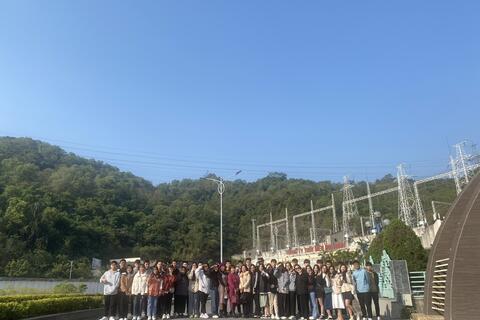 Hoạt động học tập - trải nghiệm của học sinh khối 12 của trường THPT Văn Lâm