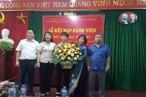 HỌC SINH ƯU TÚ ĐẦU TIÊN CỦA TRƯỜNG THPT VĂN LÂM ĐƯỢC KẾT NẠP ĐẢNG