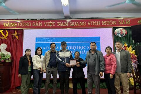 BAN ĐẠI DIỆN CHA MẸ HỌC SINH TRƯỜNG THPT VĂN LÂM TRAO QUÀ HỖ TRỢ HỌC SINH CÓ HOÀN CẢNH KHÓ KHĂN