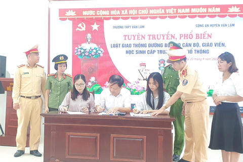 CÔNG AN HUYỆN VĂN LÂM TỔ CHỨC TUYÊN TRUYỀN LUẬT GIAO THÔNG ĐƯỜNG BỘ TẠI TRƯỜNG THPT VĂN LÂM
