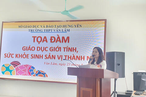 BUỔI TỌA ĐÀM GIÁO DỤC GIỚI TÍNH VÀ SỨC KHỎE SINH SẢN VỊ THÀNH NIÊN TẠI TRƯỜNG THPT VĂN LÂM: KHÔNG KHÍ SÔI NỔI VÀ NHIỀU KIẾN THỨC BỔ ÍCH
