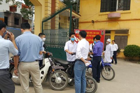 Thầy cô trường THPT Văn Lâm hân hoan chào đón các em học sinh trở lại trường học sau thời gian cùng cả nước nỗ lực phòng chống Covid- 19.