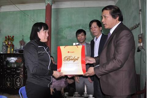Lãnh đạo Sở GD&ĐT và Công đoàn ngành thăm, tặng quà cán bộ giáo viên, học sinh có hoàn cảnh khó khăn, mắc bệnh hiểm nghèo nhân dịp tết Nguyên đán Đinh Dậu 2017.