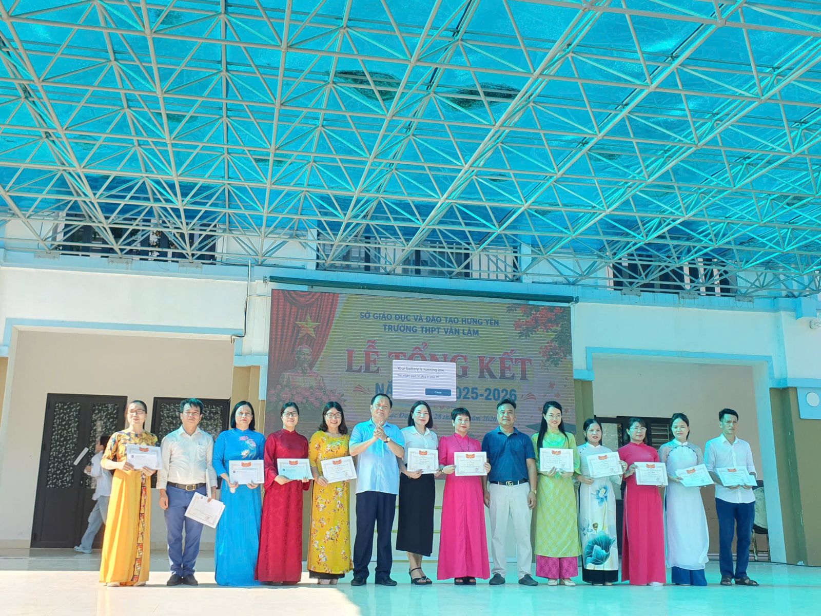 <a href='https://c3vanlam.hungyen.edu.vn/tin-tuc/truong-thpt-van-lam-ron-rang-le-be-giang-va-tong-ket-nam-hoc-2025-2026.html'>TRƯỜNG THPT VĂN LÂM RỘN RÀNG LỄ BẾ GIẢNG VÀ TỔNG KẾT NĂM HỌC 2025 - 2026</a>