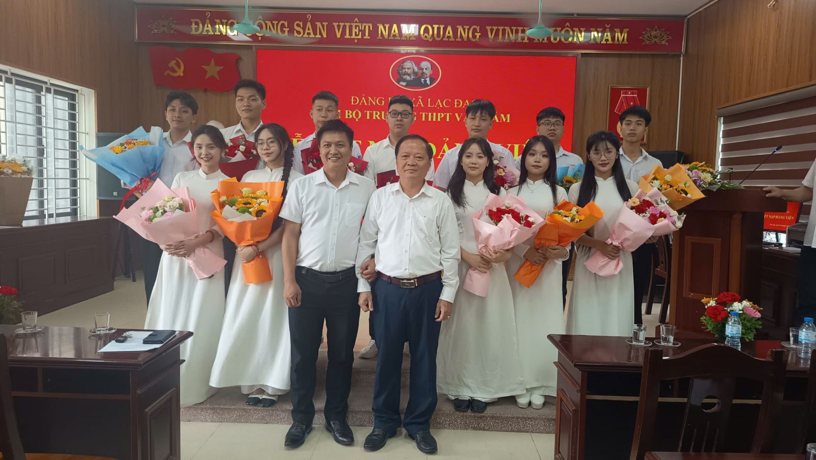 <a href='https://c3vanlam.hungyen.edu.vn/tin-tuc/nguoi-uom-nhung-hat-giong-do-dau-an-dong-chi-bi-thu-chi-bo-thpt-van-lam.html'>NGƯỜI ƯƠM NHỮNG "HẠT GIỐNG ĐỎ": DẤU ẤN ĐỒNG CHÍ BÍ THƯ CHI BỘ THPT VĂN LÂM</a>
