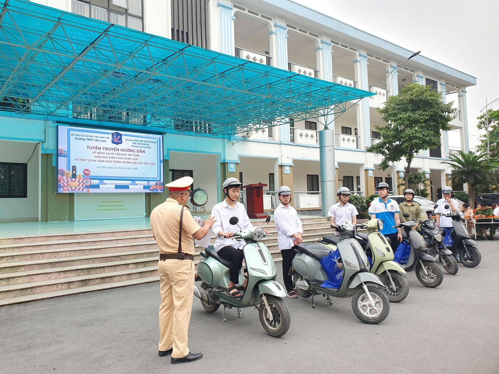 <a href='https://c3vanlam.hungyen.edu.vn/tin-tuc/nang-cao-y-thuc-giao-thong-cho-the-he-tre.html'>NÂNG CAO Ý THỨC GIAO THÔNG CHO THẾ HỆ TRẺ</a>
