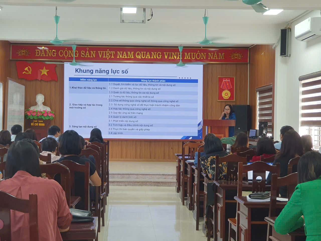 <a href='https://c3vanlam.hungyen.edu.vn/tin-tuc/truong-thpt-van-lam-to-chuc-tap-huan-phat-trien-nang-luc-so-cho-giao-vien.html'>TRƯỜNG THPT VĂN LÂM TỔ CHỨC TẬP HUẤN PHÁT TRIỂN NĂNG LỰC SỐ CHO GIÁO VIÊN</a>