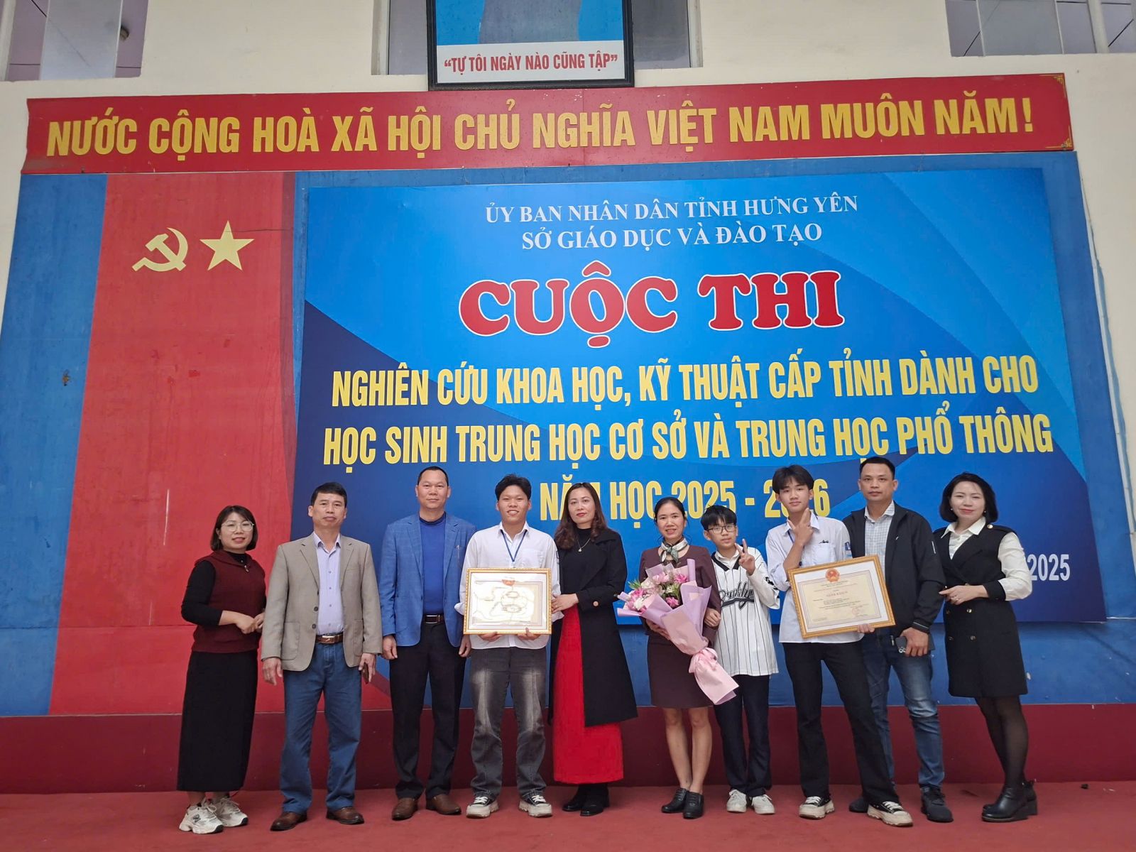 <a href='https://c3vanlam.hungyen.edu.vn/tin-tuc/toa-sang-tri-tue-hoc-duong-niem-tu-hao-thpt-van-lam.html'>🌟 TỎA SÁNG TRÍ TUỆ HỌC ĐƯỜNG – NIỀM TỰ HÀO THPT VĂN LÂM 🌟</a>